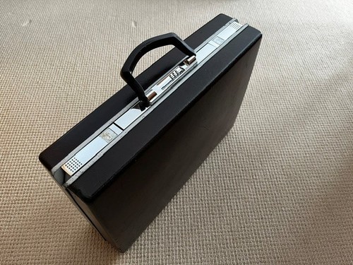 Samsonite hard shell - hard,